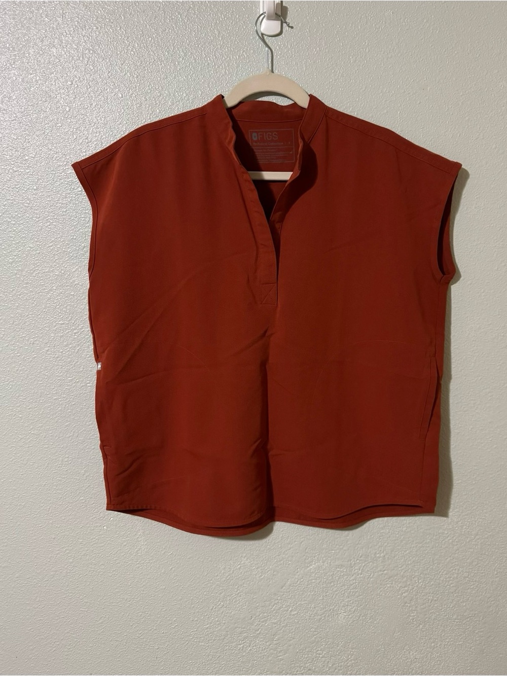 FIGS Women’s Auburn Rafaela Scrub Top Small - Picture 2 of 4